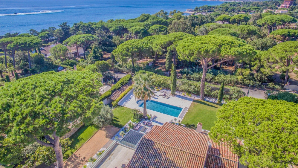 Superb modern Provencal villa on the bay of Saint Tropez a short walk from the beach