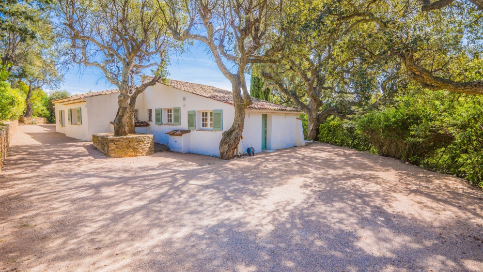 Luxe en volledig gerenoveerde Provencaalse villa met zeezicht in prestigieus veilig domein