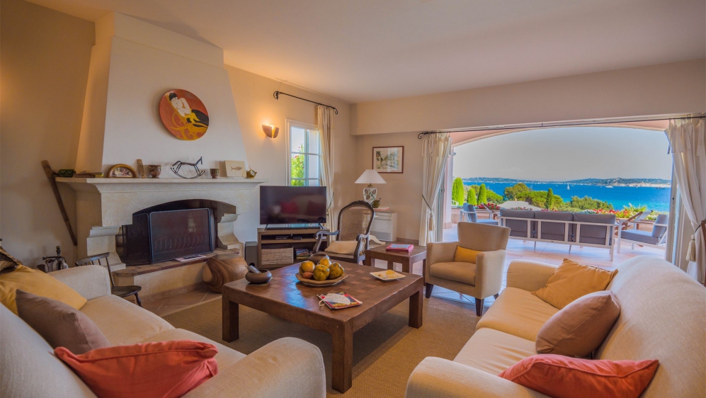 Luxury Villa with Exceptional Sea Views in Grimaud – Walking Distance to the Beach and Full Privacy