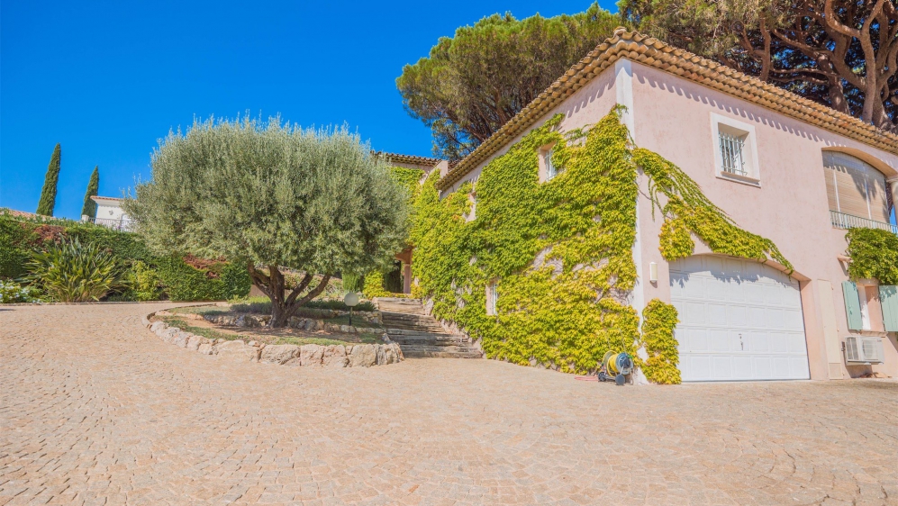 Luxury Villa with Exceptional Sea Views in Grimaud – Walking Distance to the Beach and Full Privacy
