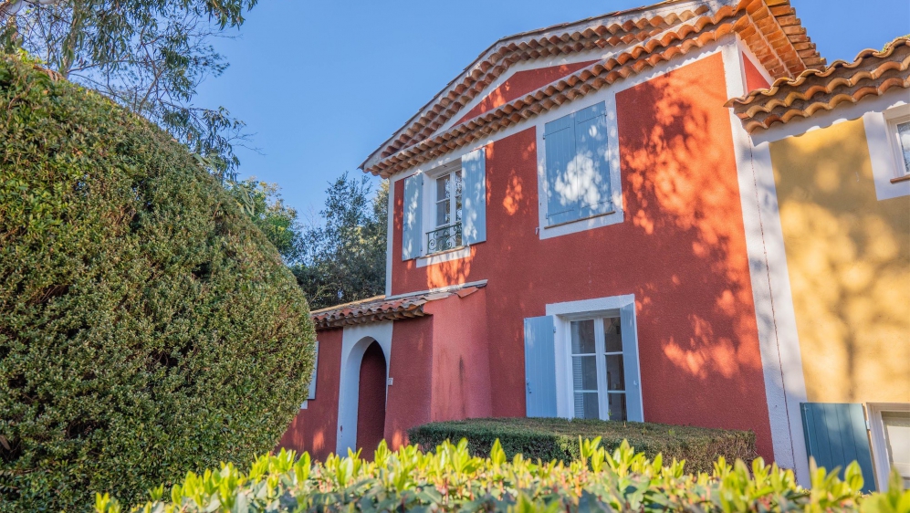 Charming Provençal home in a secure domain near the beach for interesting price