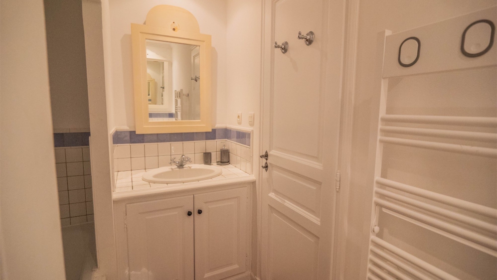 Charming Provençal home in a secure domain near the beach for interesting price