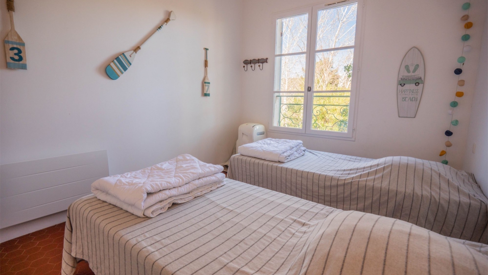 Charming Provençal home in a secure domain near the beach for interesting price