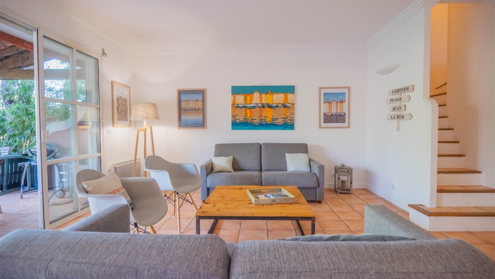 Charming Provençal home in a secure domain near the beach for interesting price