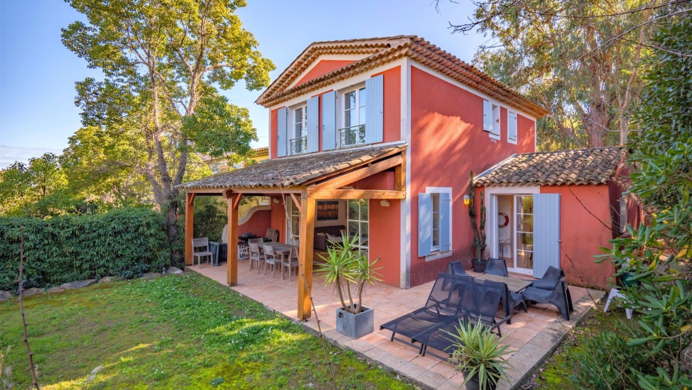 Charming Provençal home in a secure domain near the beach for interesting price