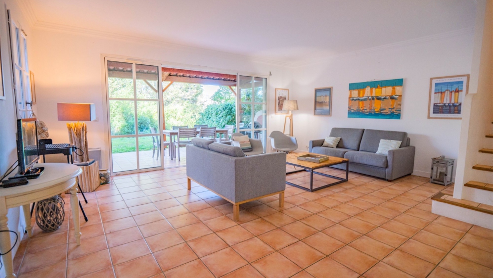 Charming Provençal home in a secure domain near the beach for interesting price