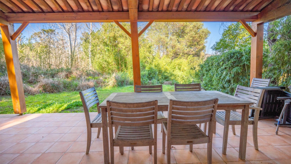 Charming Provençal home in a secure domain near the beach for interesting price