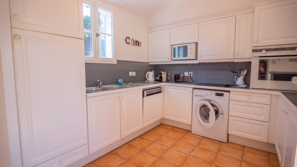Charming Provençal home in a secure domain near the beach for interesting price