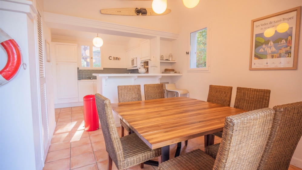 Charming Provençal home in a secure domain near the beach for interesting price