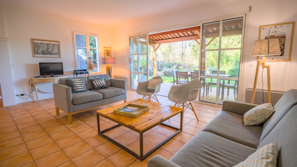 Charming Provençal home in a secure domain near the beach for interesting price