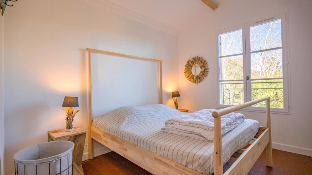 Charming Provençal home in a secure domain near the beach for interesting price