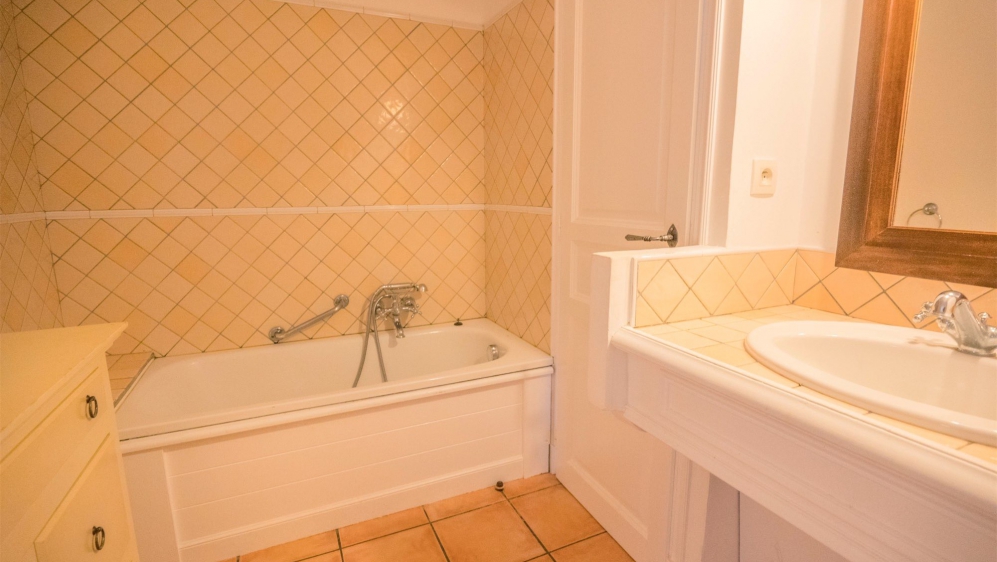 Charming Provençal home in a secure domain near the beach for interesting price