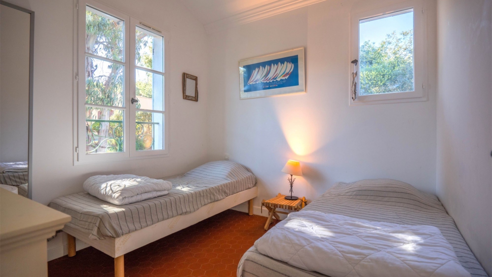 Charming Provençal home in a secure domain near the beach for interesting price
