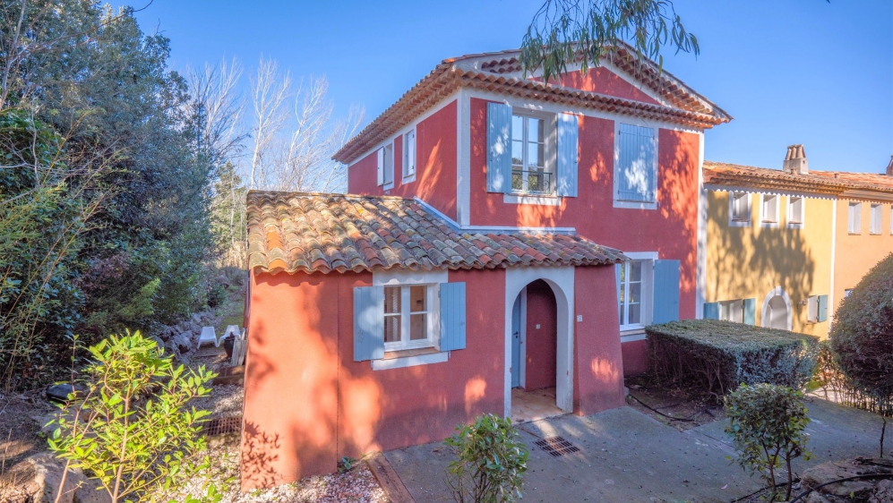 Charming Provençal home in a secure domain near the beach for interesting price