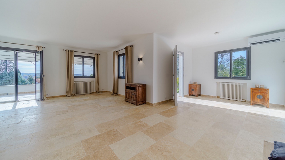 Fully renovated Provencal villa with beautiful views and walking distance from the village