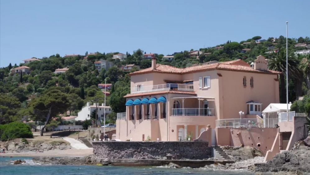 Buitenkans: Unieke te renoveren jaren '30 villa pal aan zee aan de Golf van Saint Tropez