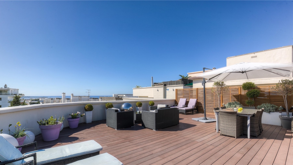 Beautiful penthouse apartment with huge roof top terrace in the heart of Cannes