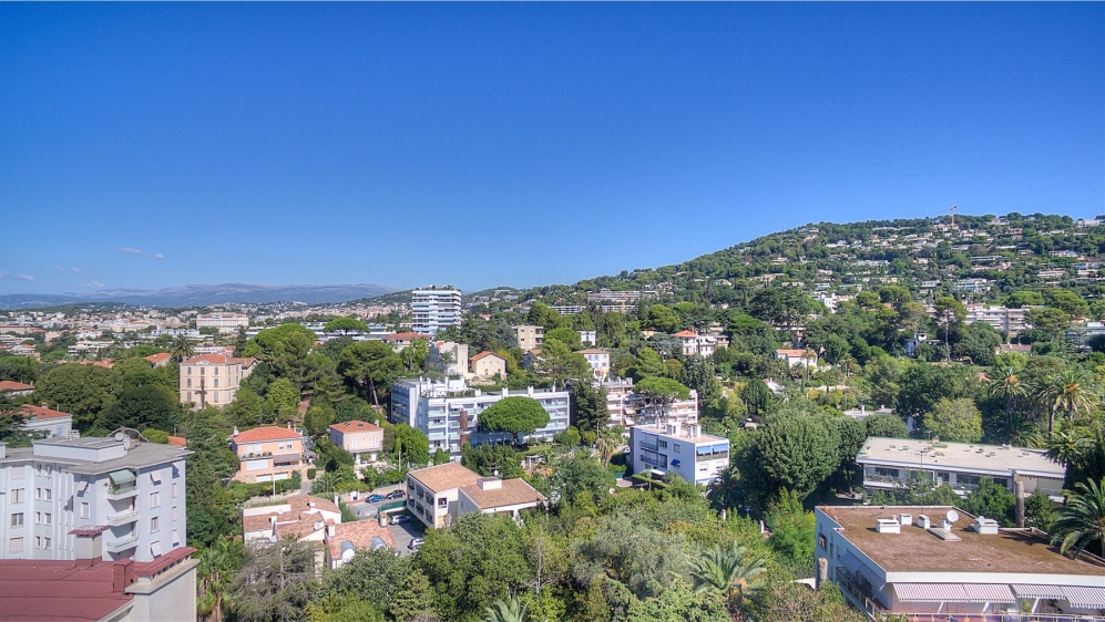 Beautiful penthouse apartment with huge roof top terrace in the heart of Cannes