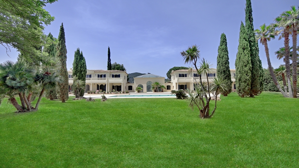 Elegant high end apartments for sale in private park close to Saint Tropez bay