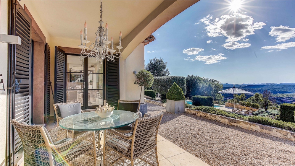 Stunning contemporary villa with panoramic views close to the Terre Blanche golf course