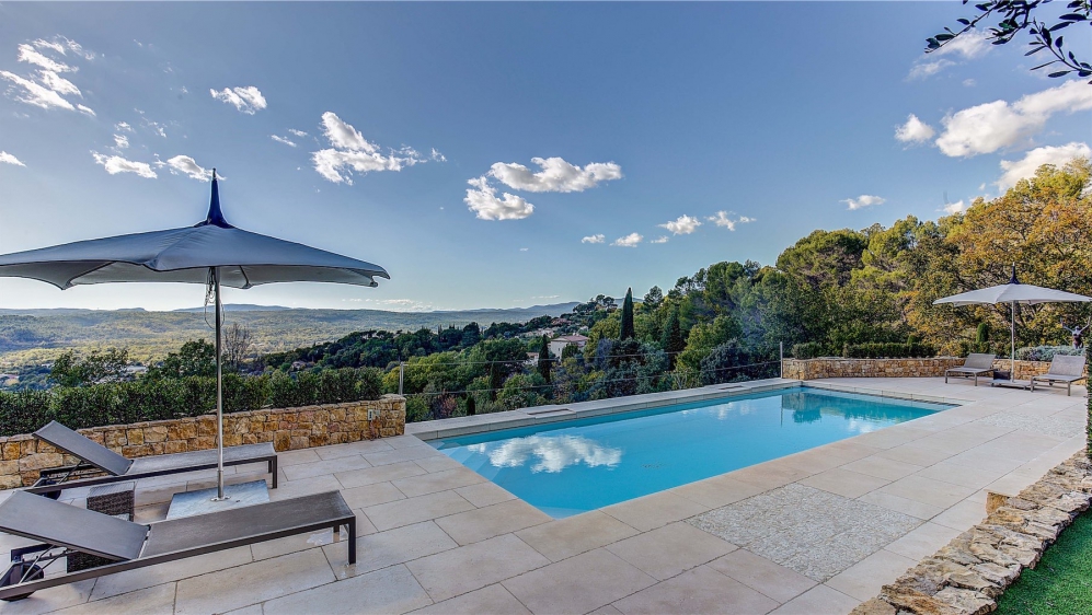 Stunning contemporary villa with panoramic views close to the Terre Blanche golf course