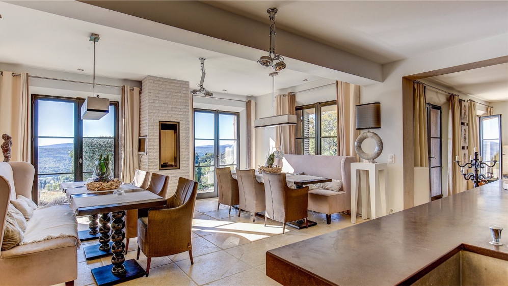 Stunning contemporary villa with panoramic views close to the Terre Blanche golf course