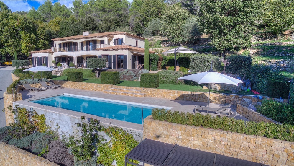 Stunning contemporary villa with panoramic views close to the Terre Blanche golf course