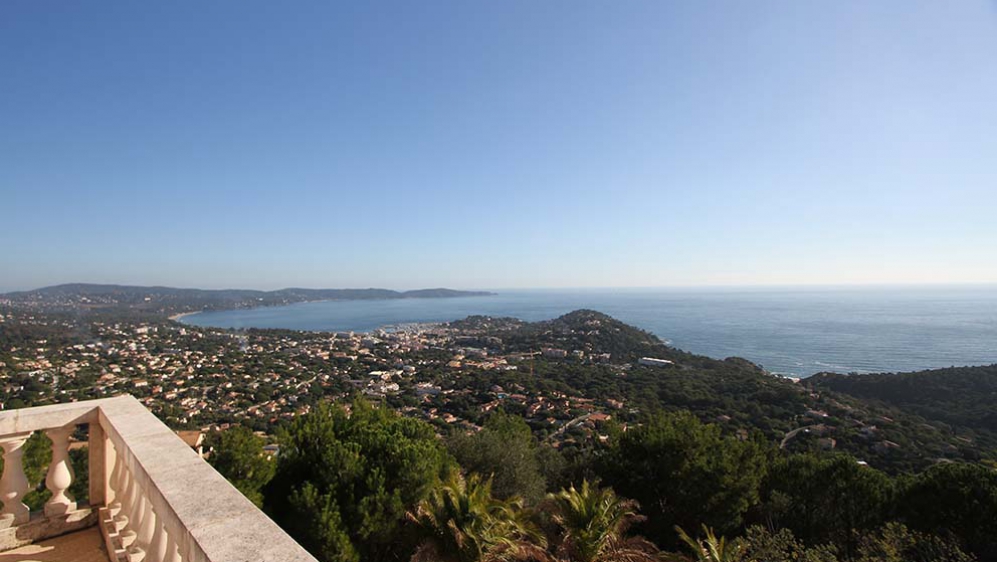 Impressive villa with fabulous views over the bay of Cavalaire