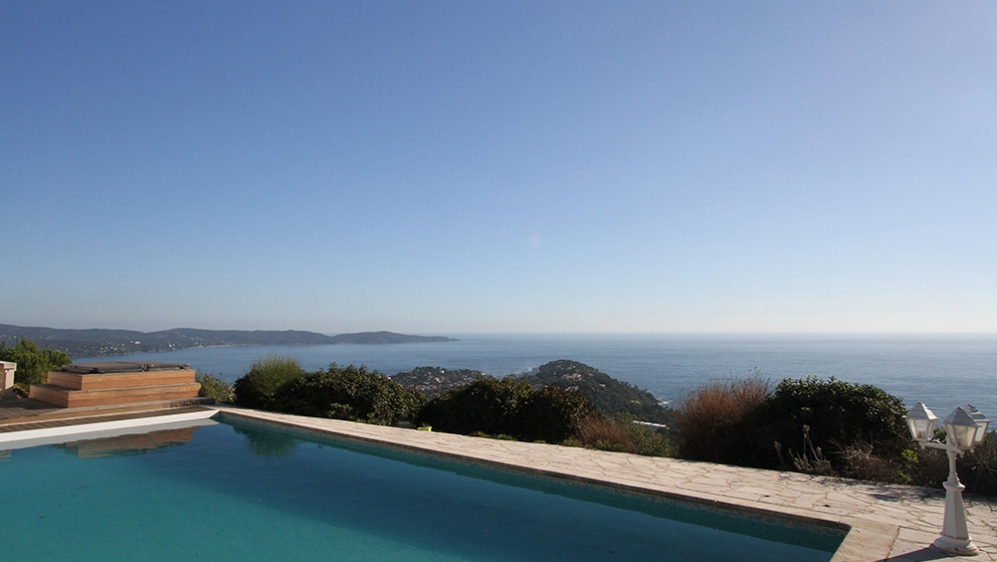 Impressive villa with fabulous views over the bay of Cavalaire