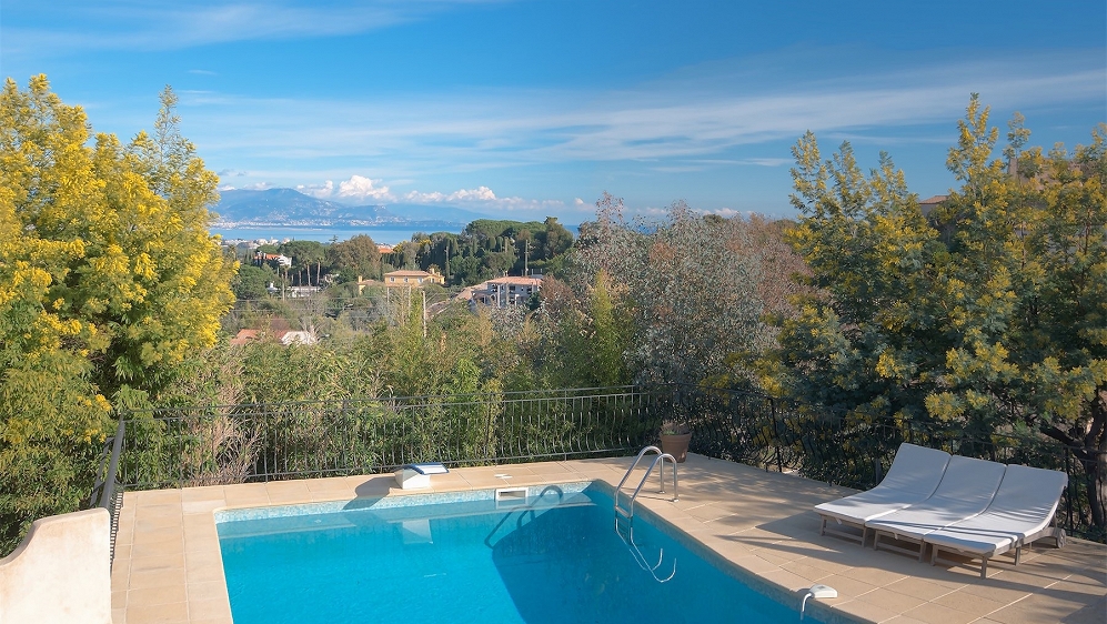 Fully renovated villa with sea view in gated residence in Super Cannes