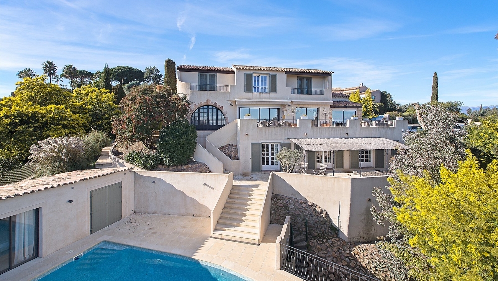 Fully renovated villa with sea view in gated residence in Super Cannes