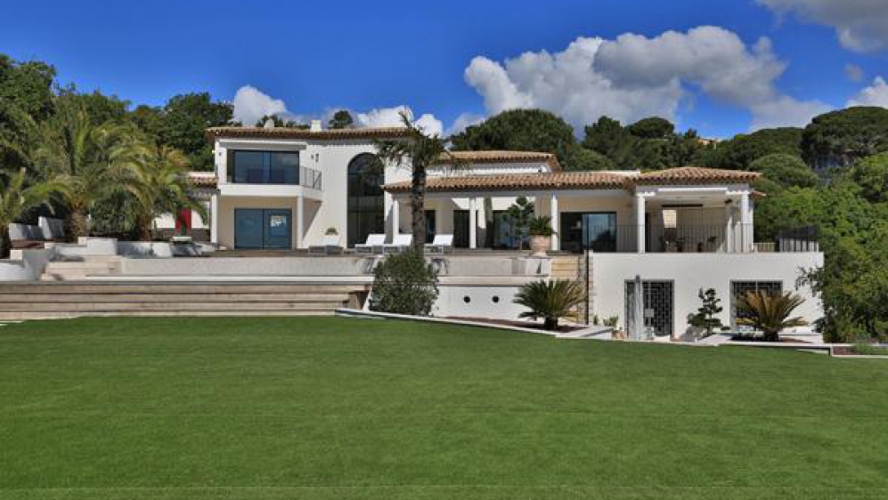 Exceptional modern villa with panoramic sea view 