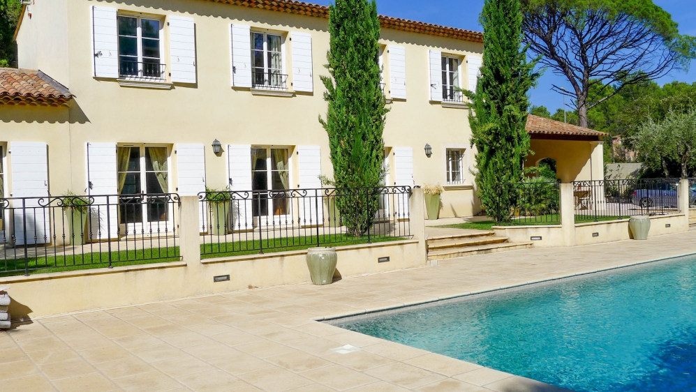 Stunning Provencal bastide close to the golf course for excellent price