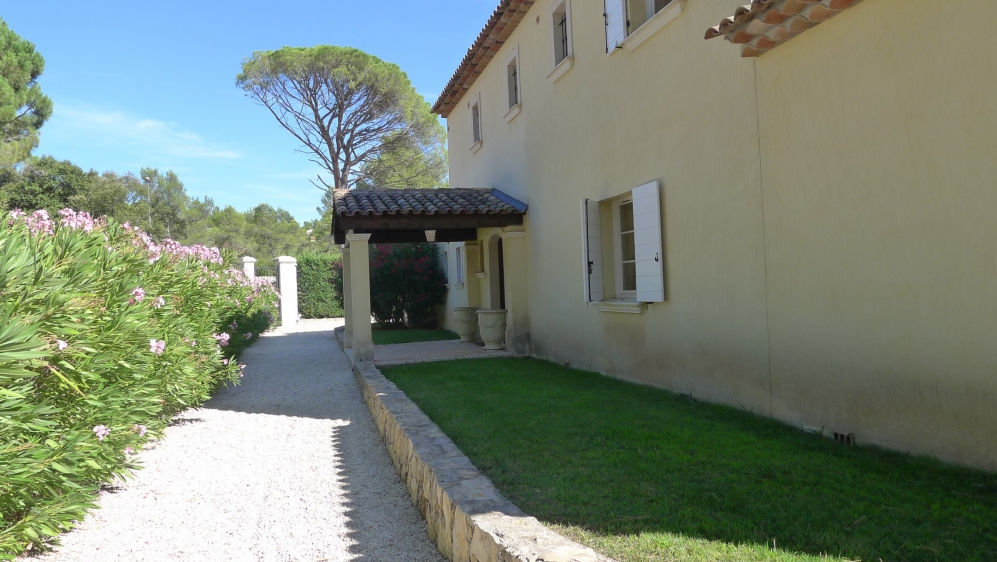 Stunning Provencal bastide close to the golf course for excellent price