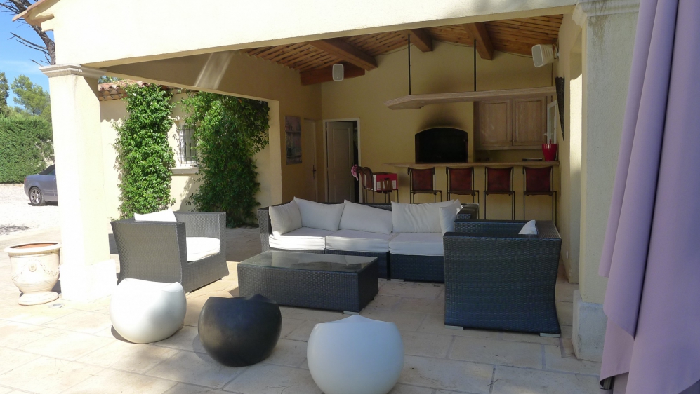 Stunning Provencal bastide close to the golf course for excellent price