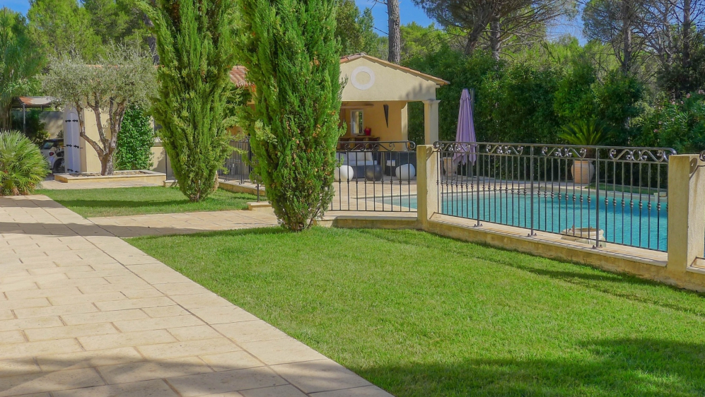 Stunning Provencal bastide close to the golf course for excellent price