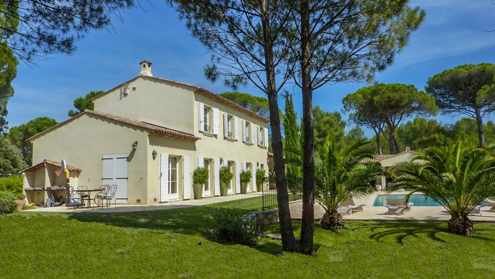Stunning Provencal bastide close to the golf course for excellent price