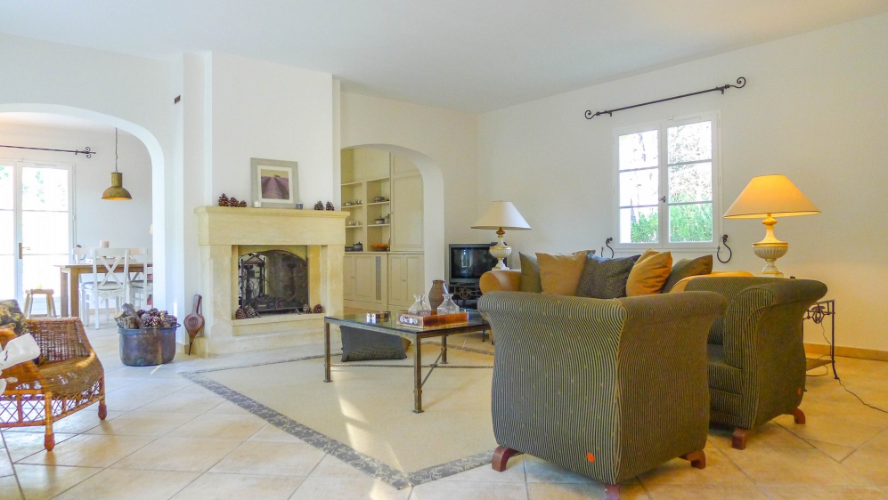 Stunning Provencal bastide close to the golf course for excellent price