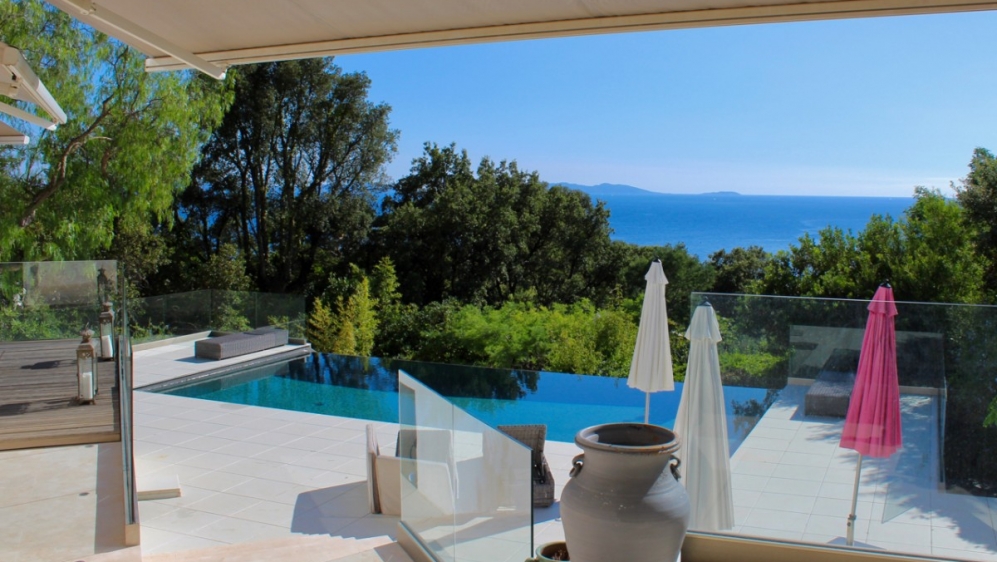 Zeer mooie moderne villa met spectaculair zicht op zee