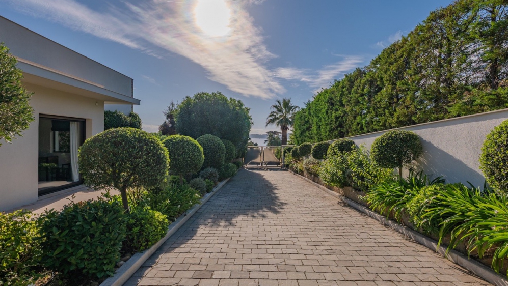 Schitterende moderne high end villa met prachtig zeezicht in dubbel beveiligd privé domein