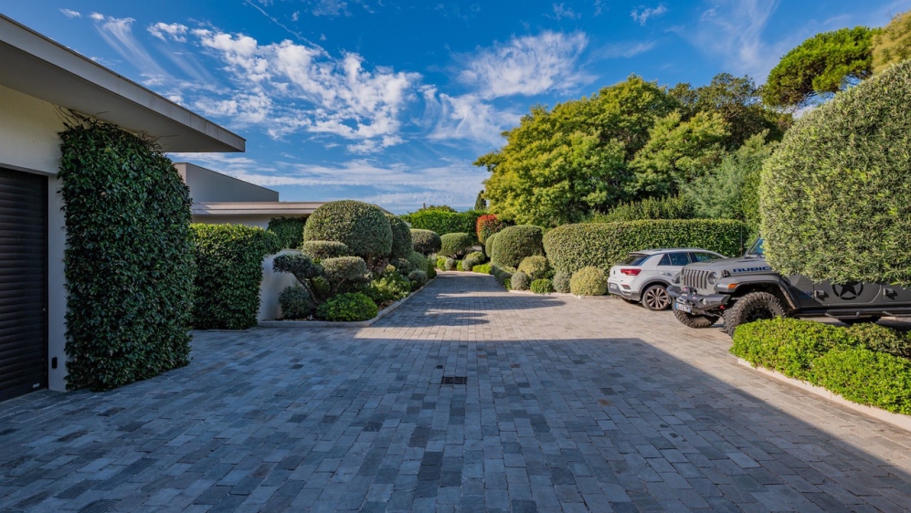 Schitterende moderne high end villa met prachtig zeezicht in dubbel beveiligd privé domein