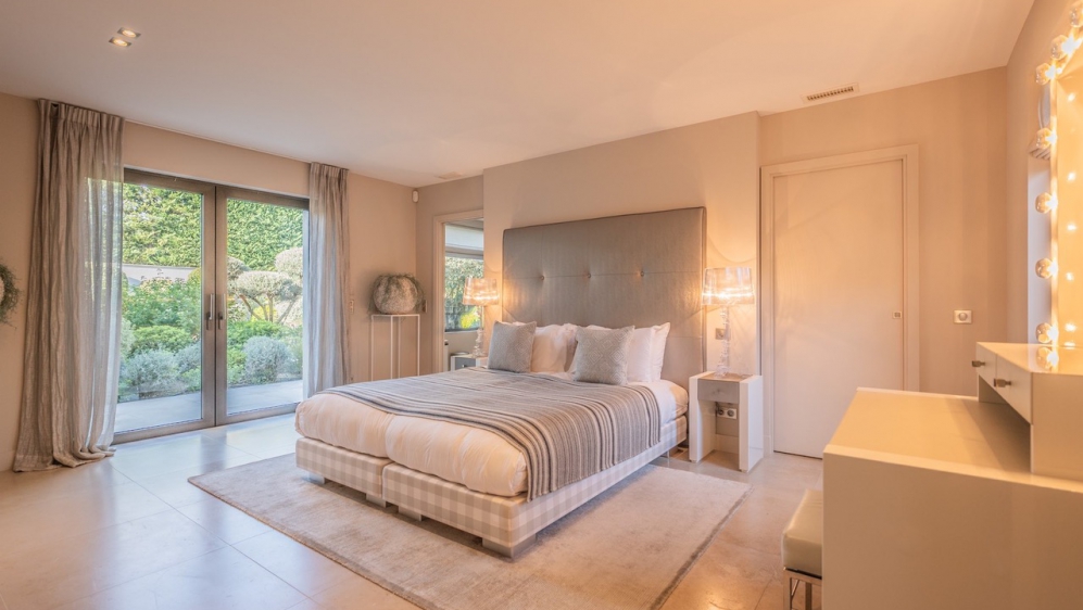 Schitterende moderne high end villa met prachtig zeezicht in dubbel beveiligd privé domein