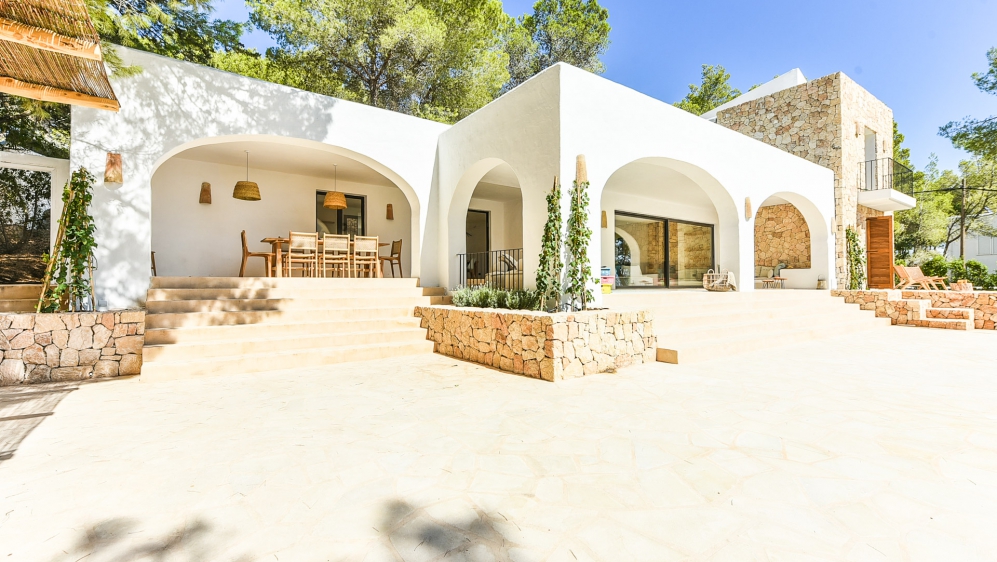 Schitterende en smaakvol gerenoveerde Ibiza villa met prachtig zicht op zee en de zonsondergangen