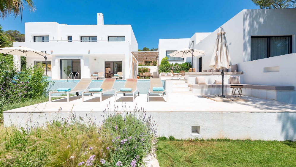 Elegant Ibiza style villa with beautiful sea view and rental license in Vista Alegre