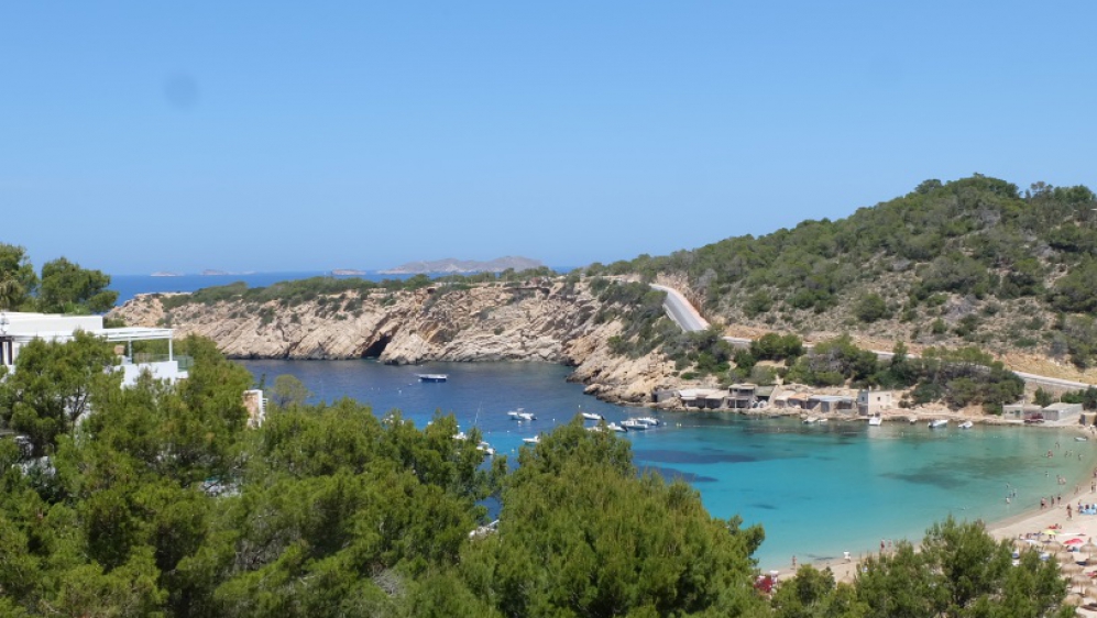 Stunning new build apartment with beautiful sea views located within walking distance to the beach