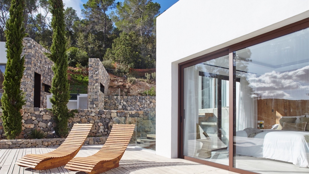 Prachtige moderne Ibiza villa met gastenverblijf dichtbij het strand van Cala Jondal