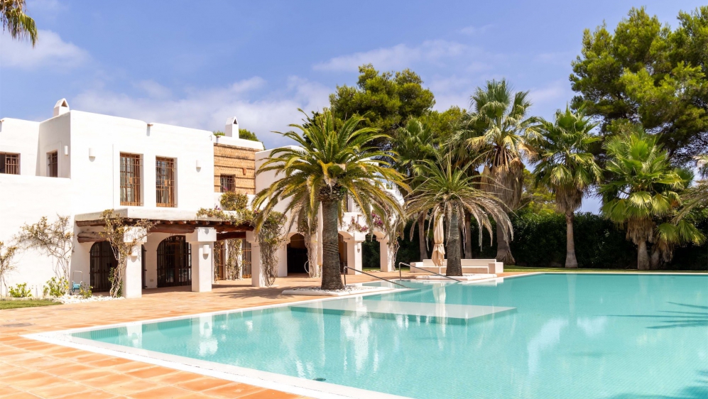 Unique and stunning sea front villa with granted building license for Blakstad reform project