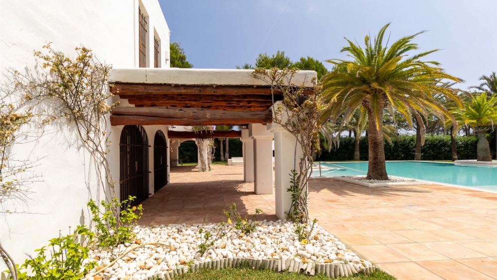 Unique and stunning sea front villa with granted building license for Blakstad reform project