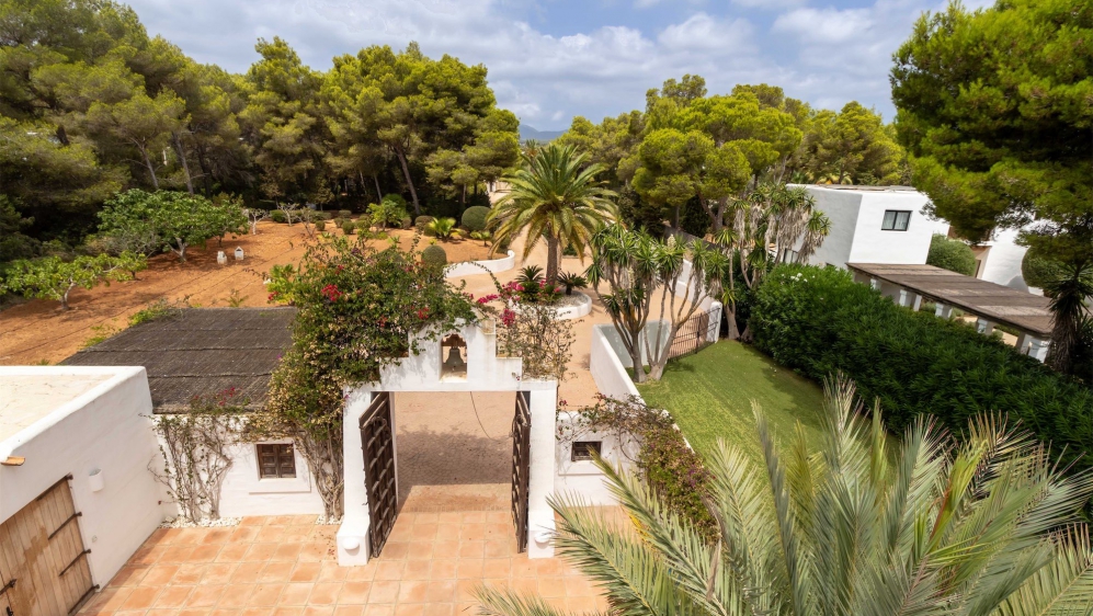 Unique and stunning sea front villa with granted building license for Blakstad reform project