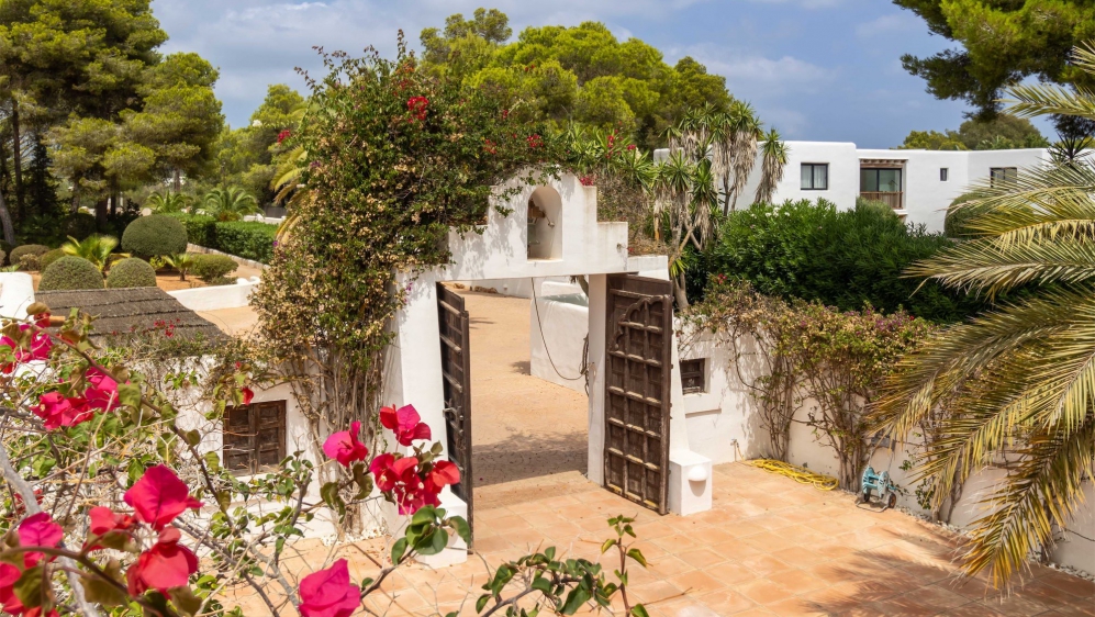 Unique and stunning sea front villa with granted building license for Blakstad reform project